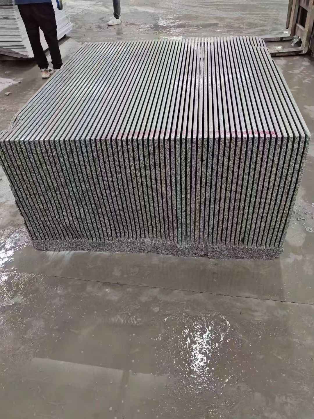 承德芝麻白毛板荒料切割